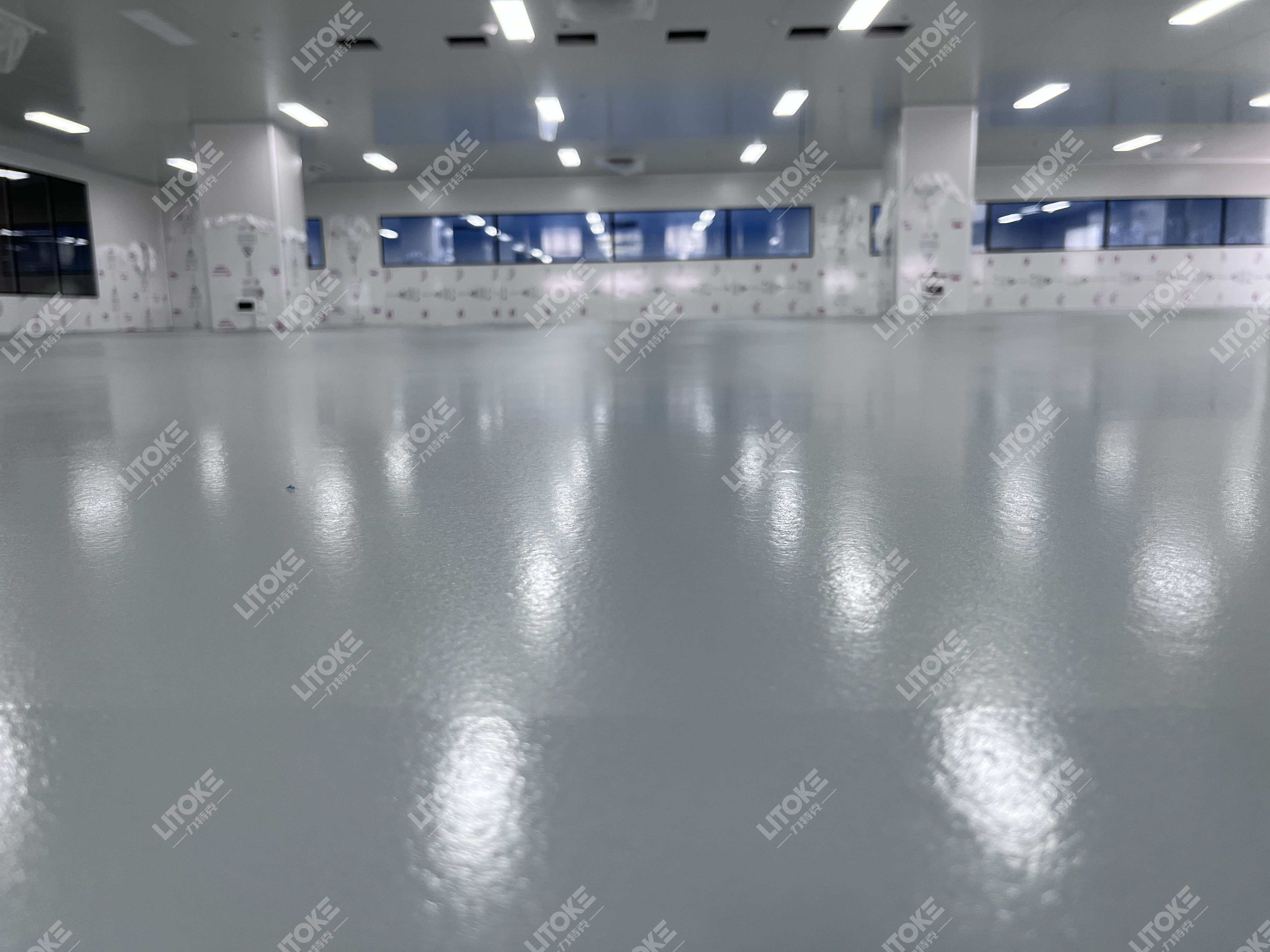 環(huán)氧地坪 vs 聚氨酯超耐磨地坪：廠房翻新哪種材料更省錢耐用？